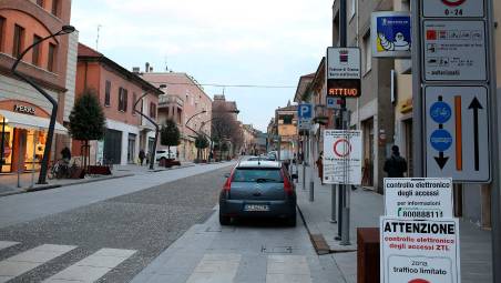 Zona a traffico limitato in via Battisti