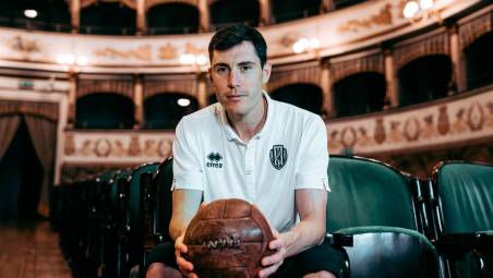 Dimitri Bisoli all’interno del Teatro Bonci (foto Cesena Fc)