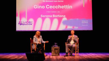 Serena Bortone intervista Gino Cecchettin sul palco del teatro comunale