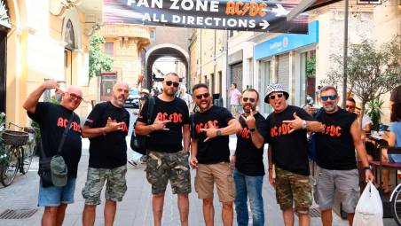 Imola, il flusso ordinato del pubblico transgenerazionale degli AC/Dc sceglie il treno FOTOGALLERY MMPH