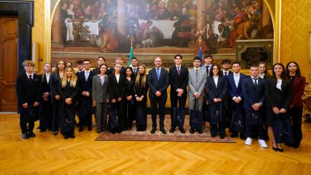 Alice Bordet (terza da destra) e gli altri studenti ieri hanno incontrato il Presidente della Camera Fontana