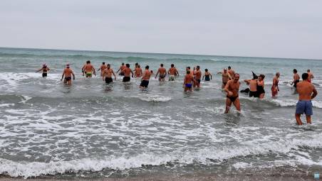 Misano Adriatico, 40 temerari in mare per il primo tuffo nonostante freddo e pioggia. Tra loro anche il sindaco