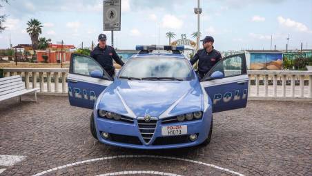 Rimini, furti a raffica all’alba sul lungomare: la Polizia arresta quattro giovani