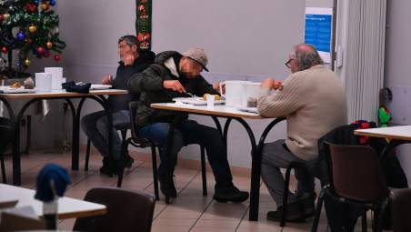 Persone alla mensa della Caritas