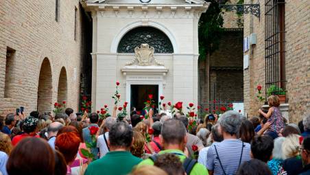 Lisa Dradi durante una manifestazione della Fp Cgil, a destra la Tomba di Dante