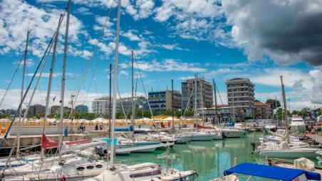 Una veduta di Riccione dal porto