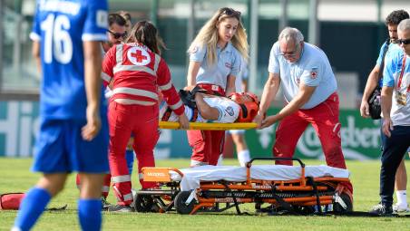 Andrea Contadini caricato in barella e trasportato poi in ospedale (foto Pruccoli/Fsgc)
