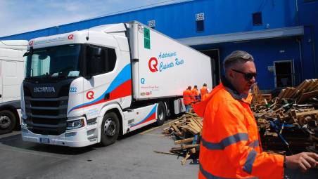 Forlì, rubavano la merce dai Tir diretti ai supermercati Conad: arrestati due camionisti