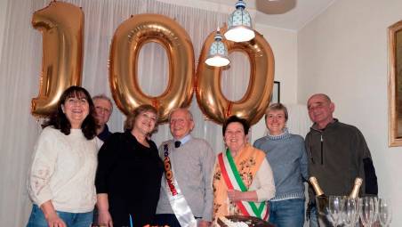 Elio Balacca con i familiari e assessora Marina Zoffoli