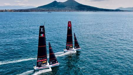 Gli allenamenti di Luna Rossa nel Golfo di Napoli