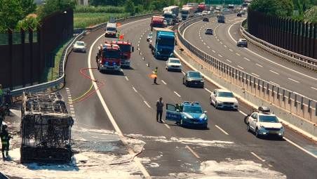 Cattolica. Bus in fiamme in autostrada