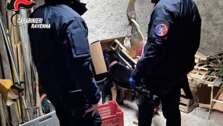 I carabinieri durante l’operazione