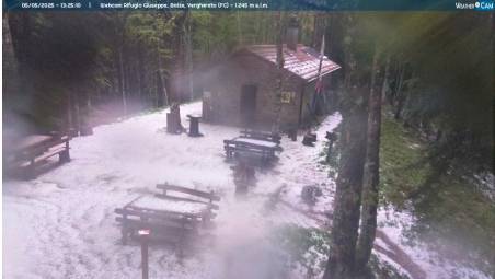 Il Rifugio Giuseppe imbiancato dalla grandine sul Monte Fumaiolo