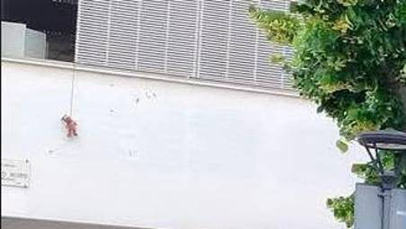 Il peluche appeso a una finestra del liceo “Righi”