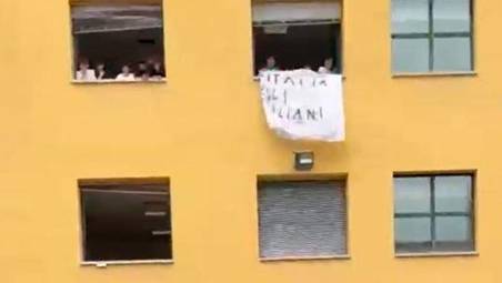 Il messaggio esposto a una finestra del Liceo “Monti”