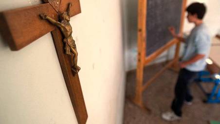 Secondo i suoi legali il docente ha lavorato per 18 anni consecutivi su posti dell’organico di diritto,