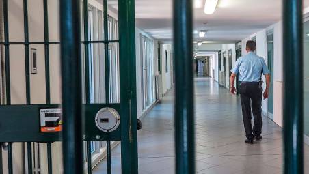 Rimini, detenuto simula un malore in carcere, poi aggredisce due agenti e li manda all’ospedale