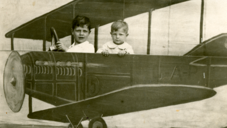 Tito Balestra con il fratello Romano sull aereo del fotografo ambulante, 1931