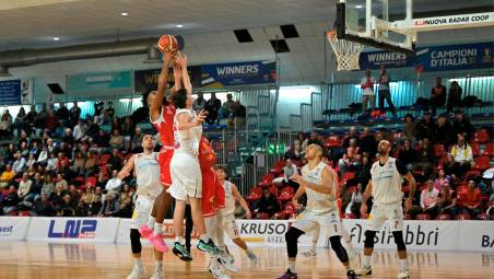 Davide Raucci lotta sotto canestro: è stato glaciale nel finale dalla lunetta