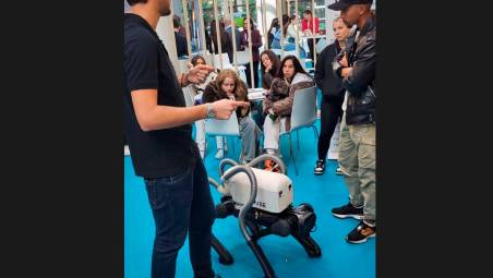 Rimini, il “cane” che non sporca mai, anzi pulisce e aspira mozziconi: la presentazione a Ecomondo VIDEO