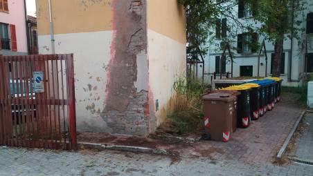 L’area di via Marsala è stata ripulita ieri mattina da sacchi e rifiuti abbandonati