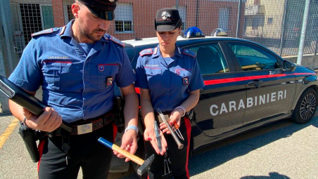 Gli attrezzi trovati a bordo dell’auto