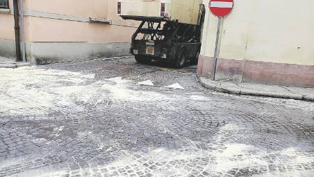 La segatura sparsa sull’olio fuoriuscito da una spazzatrice (Blaco)