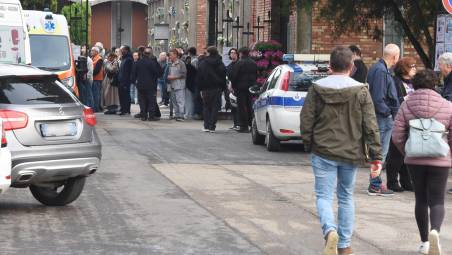 La tanta gente che ha partecipato oggi al funerale di Evan Delogu (foto Migliorini)