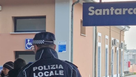 Santarcangelo, “mi butto sotto il treno”: gli agenti della Polizia Locale lo calmano e lo affidano ai sanitari