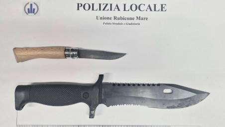 Savignano, in giro in auto con i coltelli: due giovani denunciati