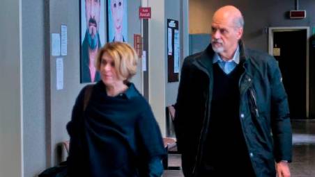 Il marito della donna uccisa da una ruspa in spiaggia insieme all’avvocata Carlotta Mattei (foto Massimo Fiorentini)