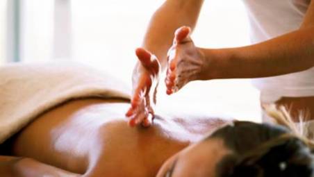 Massaggio in un centro benessere