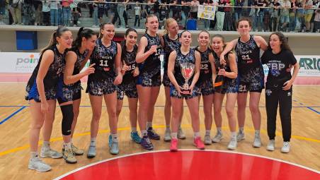 Le giocatrici faentine sul parquet di Villafranca con la coppa riservata alla squadra vincitrice del campionato di A2