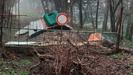 Lo sbarramento ancora presente sulla strada