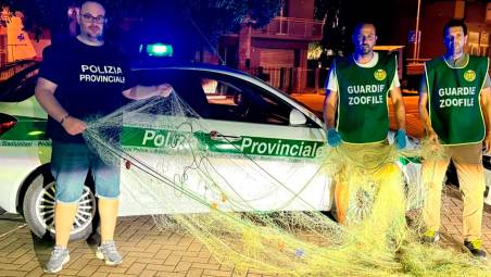 Rimini, denunciato pescatore di frodo con una grossa rete alla foce del Marecchia, rischia 2 anni