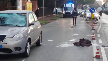 I rilievi della polizia locale il 12 gennaio scorso lungo via Faentina, all’altezza delle strisce pedonali dove l’83enne Bruno Zaccarini è stato travolto quasi un mese fa