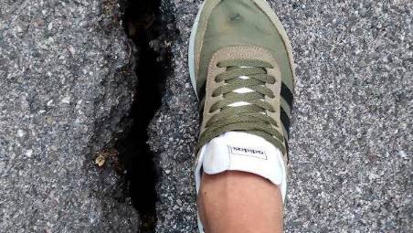 Una grossa crepa nell’asfalto in via Luzzena