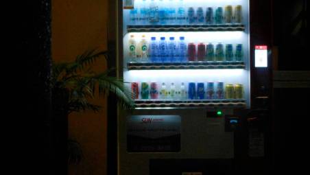 Rimini stretta per la sicurezza: distributori di alimenti e bevande attivi solo in presenza di personale di sorveglianza