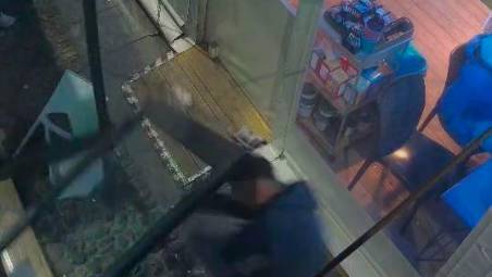 Lugo, panico al Pavaglione: “Niente alcol, sei già ubriaco”. E lui sfascia il bar per vendicarsi