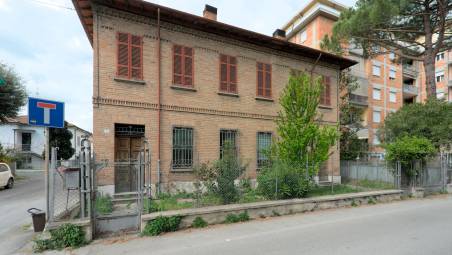 Il grande immobile di via Landoni FOTO FIORENTINI