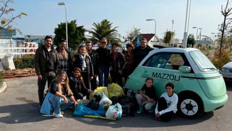 Riccione, una dozzina di famiglie raccoglie oltre 60 chili di rifiuti in spiaggia