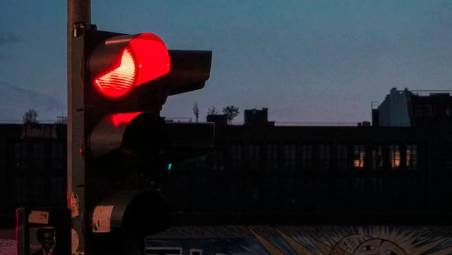 Rimini, in troppi passano col rosso: ben 1.405 sanzioni nelle prime 15 settimane del 2026