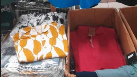 Alcune delle magliette donate al carcere per i detenuti