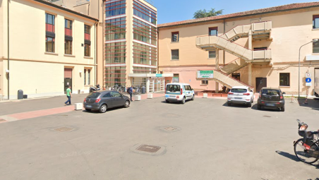Faenza, tenta il furto della bici, poi aggredisce un agente e minaccia il personale dell’ospedale
