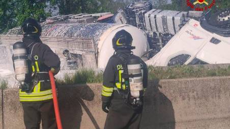San Lazzaro, A14 riaperta dopo l’incidente mortale con autocisterna di etere ribaltata VIDEO