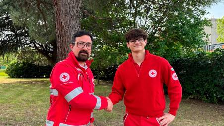 Il presidente del Comitato di Cesena della Croce Rossa Italiana Paolo Ricci con il volontario Giulio Foschi