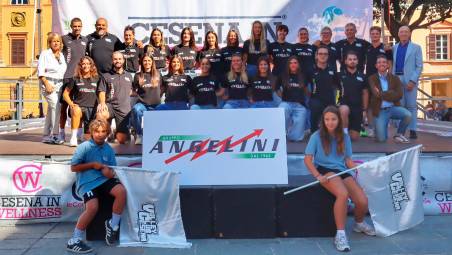 Il gruppo del Volley Club sul palco di Cesena in Wellness in Piazza Almerici