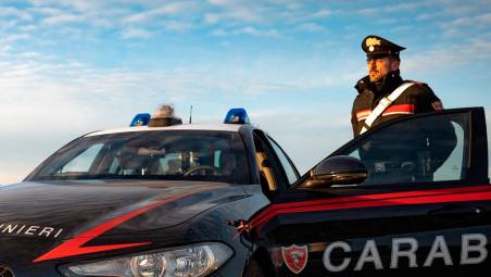 Cesenatico, cade dalla bici ma è troppo ubriaco per rialzarsi, poi prende a calci e pugni i Carabinieri e viene arrestato