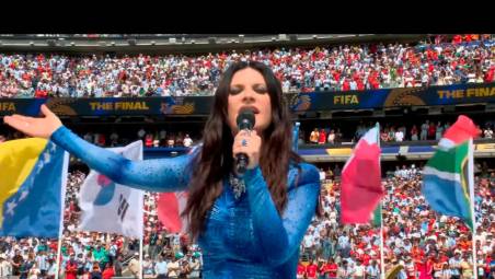 Laura Pausini stella dei Mondiali: “Io in blu come la Nazionale italiana”