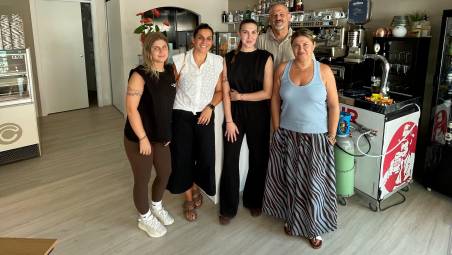 La titolare al centro con madre, sorella e rappresentanti di Confartigianato e Cristina Ghera e Fabio Branchetti